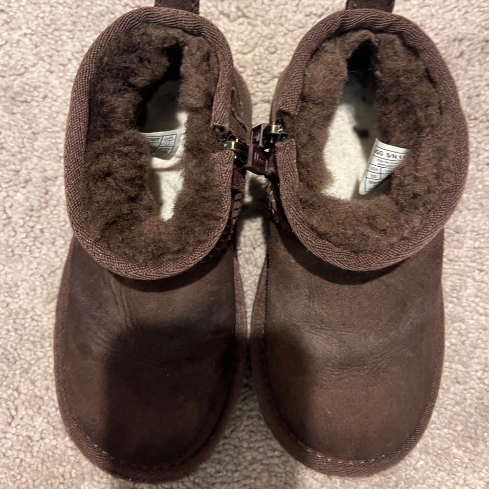 Ugg Classic Ultra Mini
chocolate brown boots